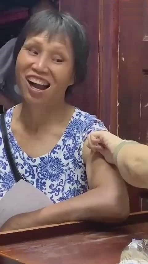 阿姨打疫苗秒變表情包
